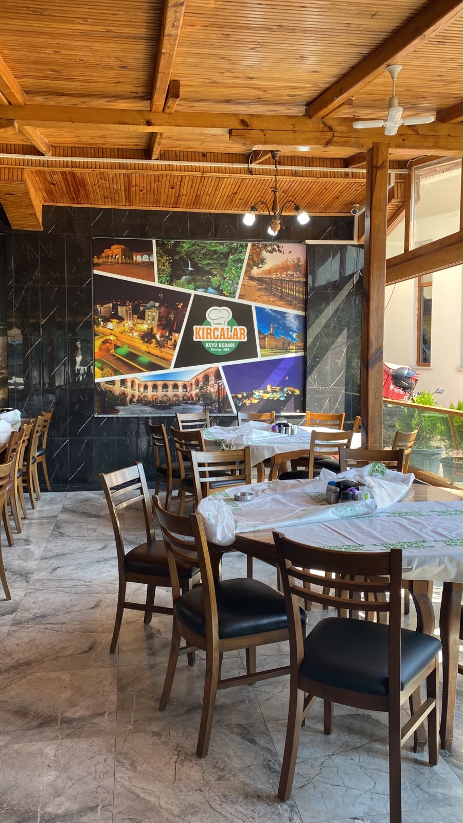 Kastamonu fotoğraflarıyla süslü duvarı bulunan salon bölümü