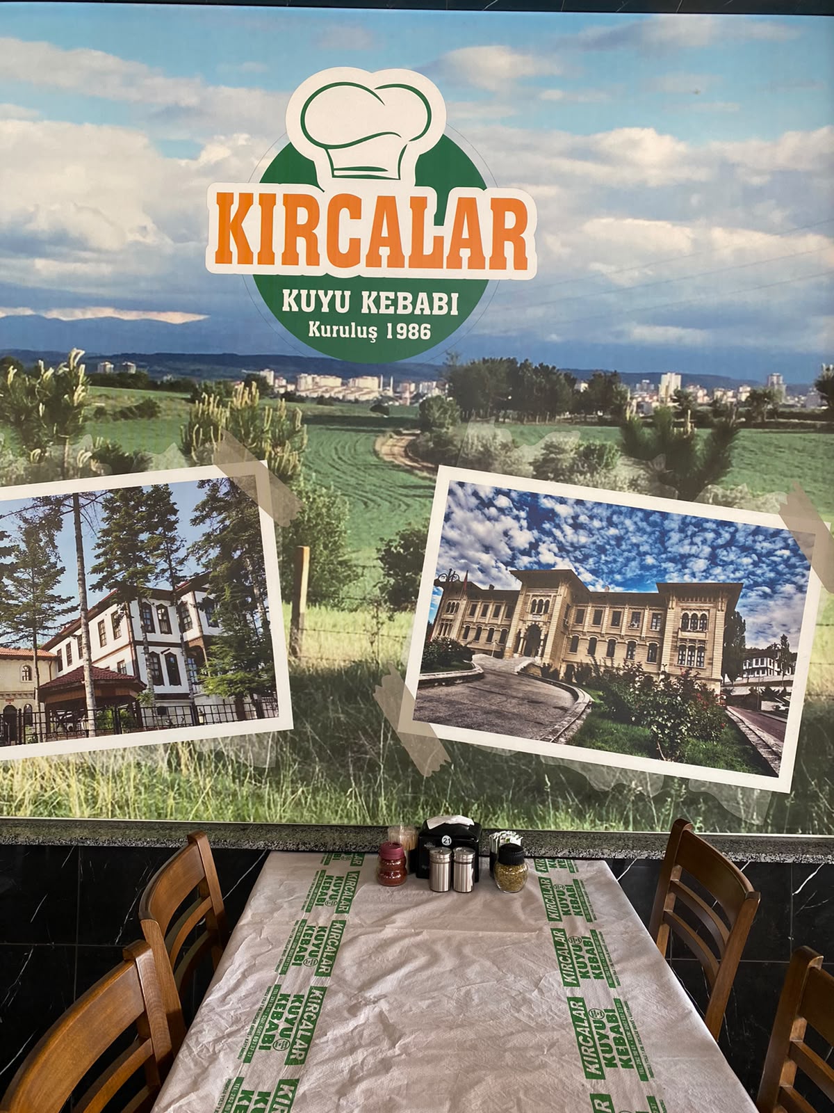 Kırcalar logolu Kastamonu manzara panosu ve masa