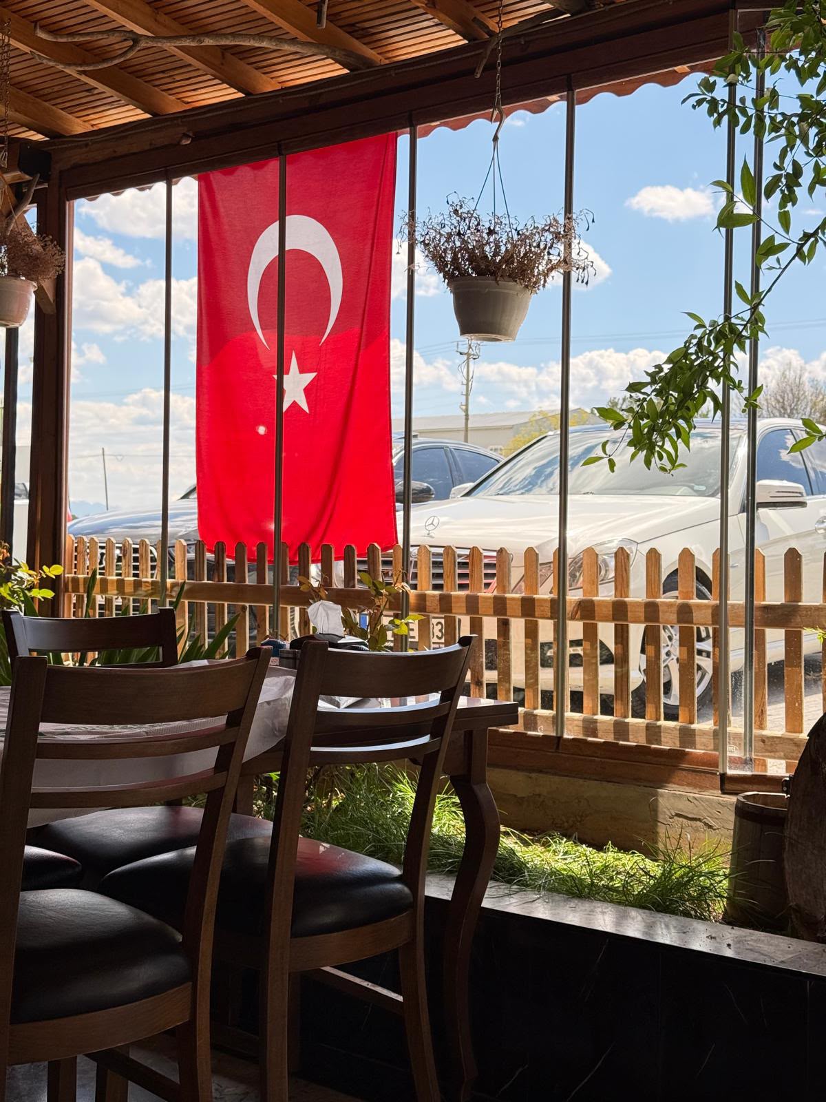 Türk bayraklı cam verandanın içeriden görünümü