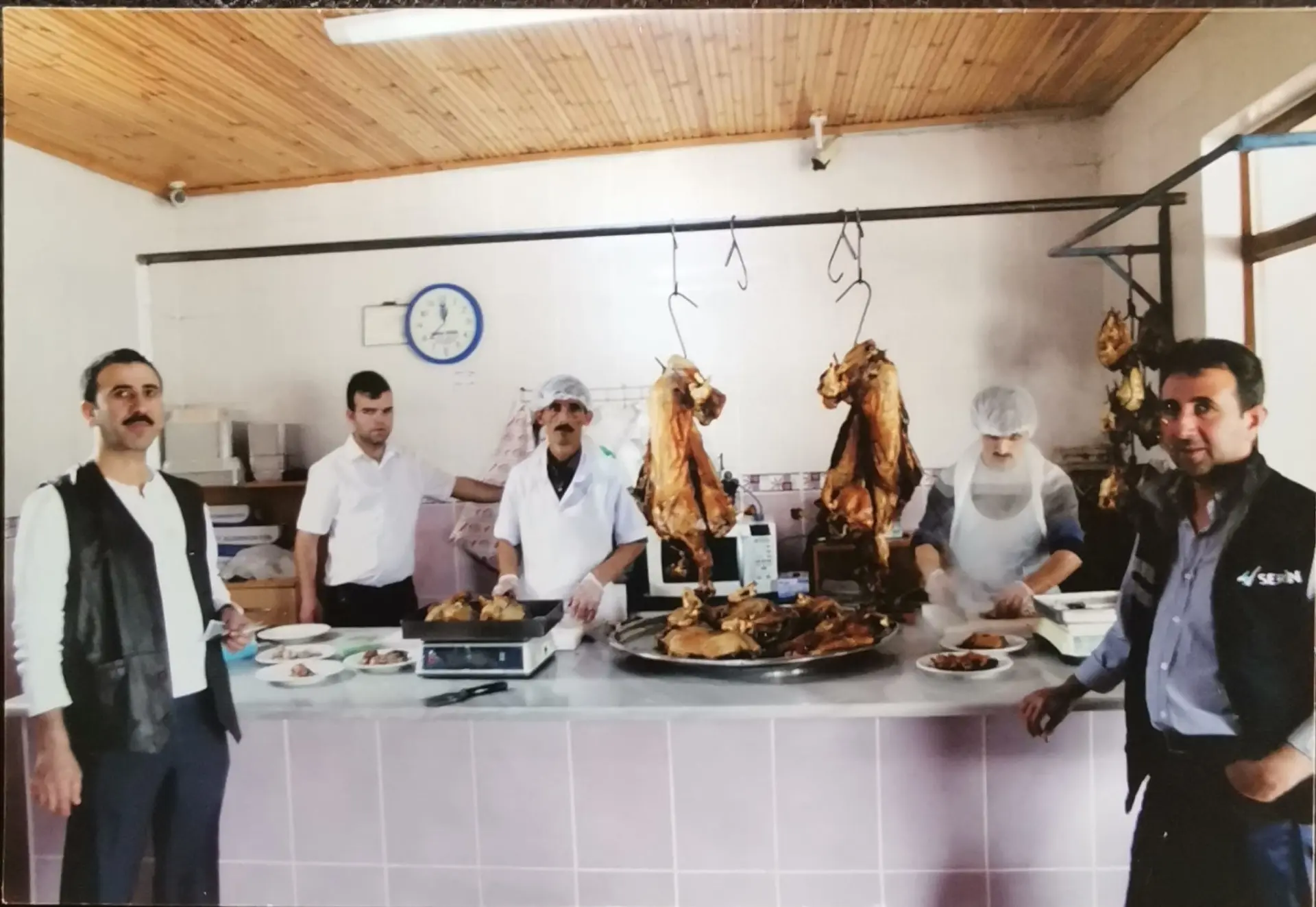 Kırcalar ustalarının kuyu kebabını hazırladığı eski tezgâh fotoğrafı