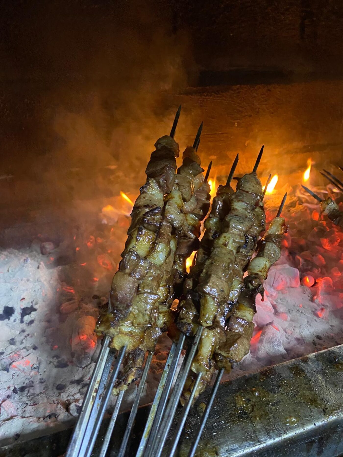 Kor ateşin üzerinde pişen kuzu şişler