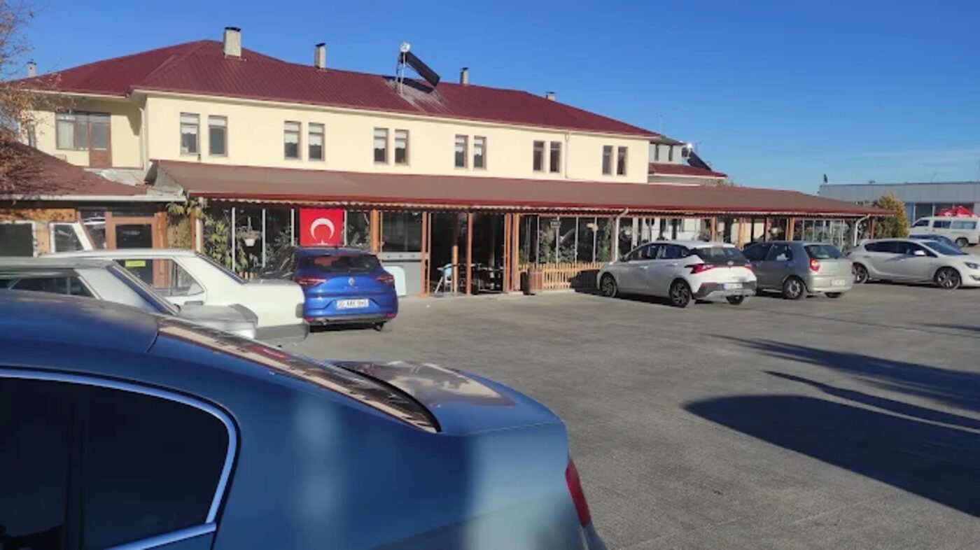 İşletme binası ve geniş otoparkın dışarıdan görünümü
