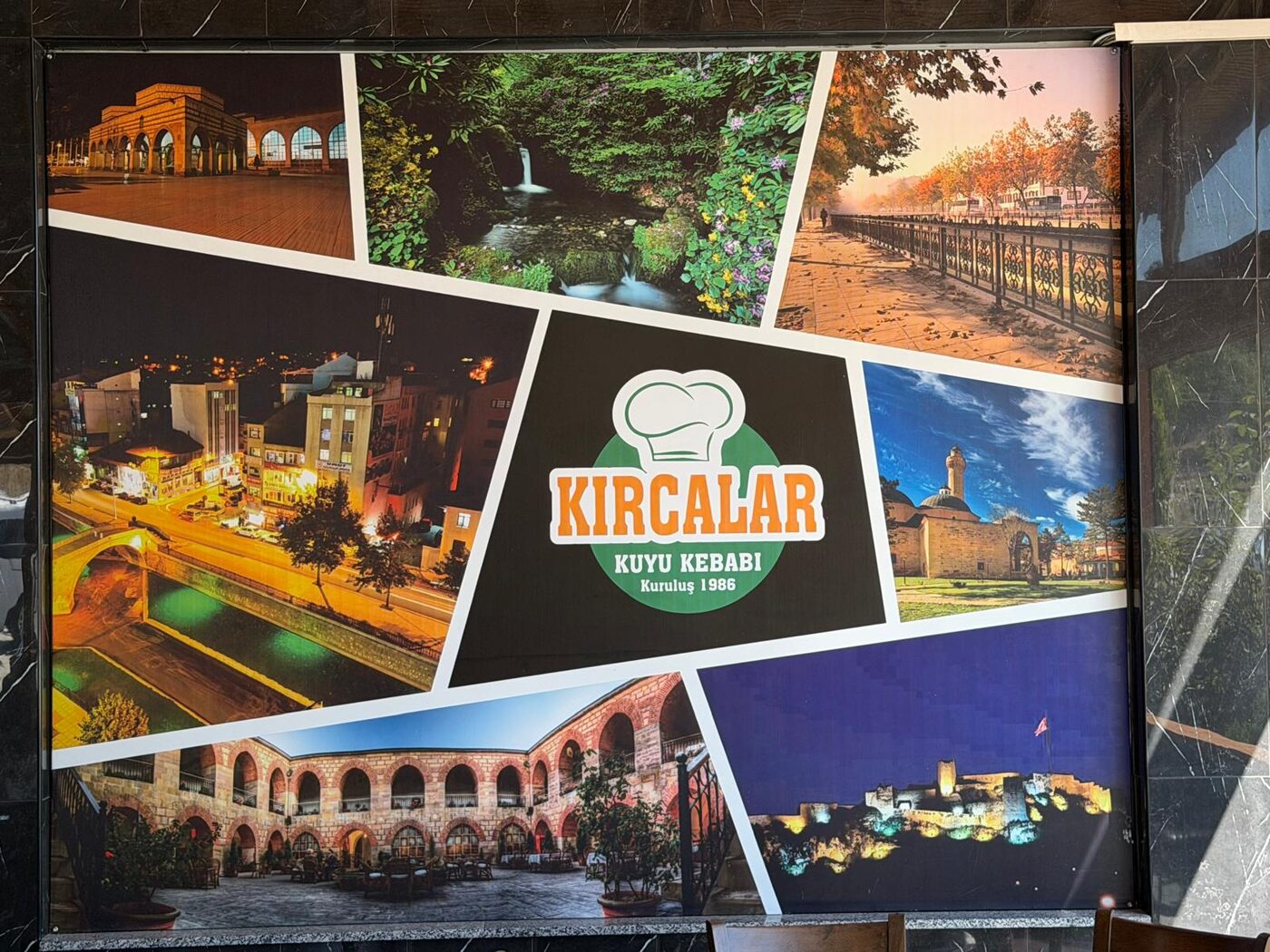 Salon duvarında Kırcalar logosu ve Kastamonu manzaralarından oluşan pano