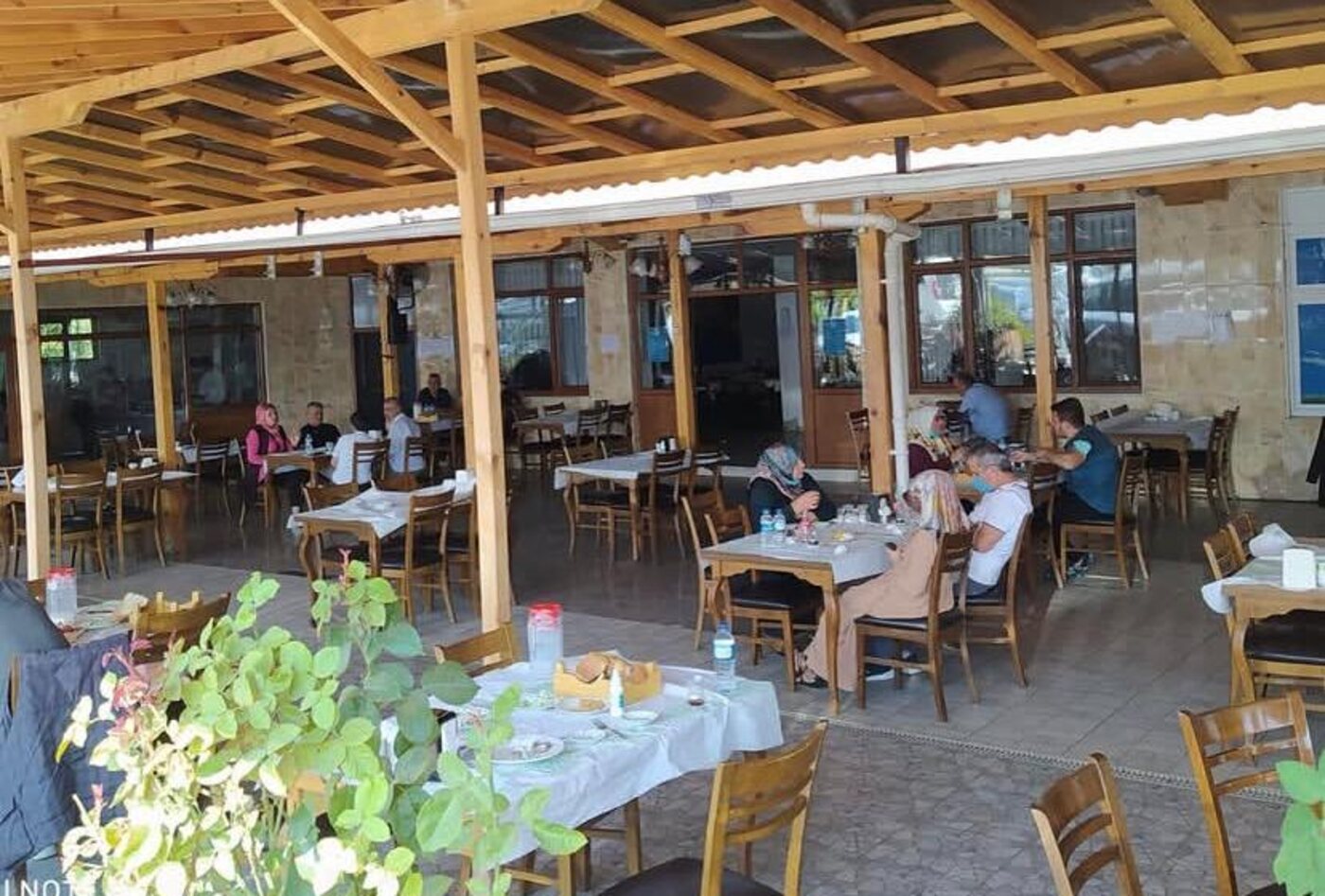 Ahşap çatılı ferah veranda oturma alanı