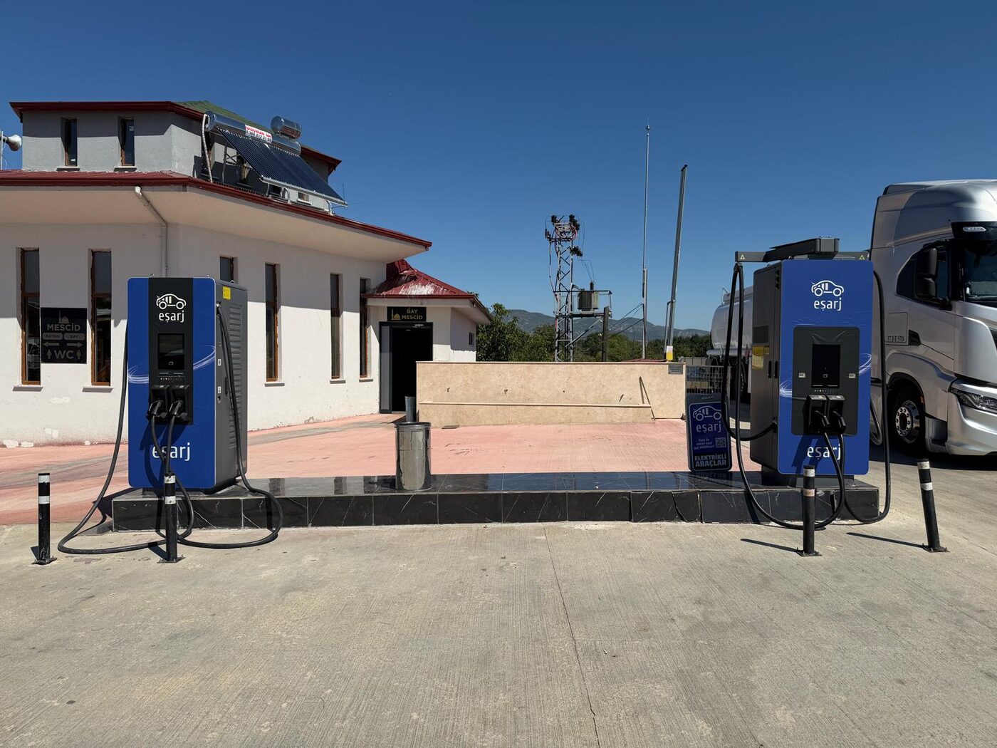 Tesisteki elektrikli araç şarj istasyonları ve mescit binası